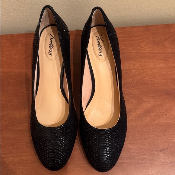Trotters Shoes - TROTTERS. Black Textured Block Heel Pumps Size 9W